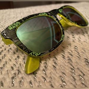 Star Wars kids sunglasses 😎 with protective carry bag and cleaning cloth